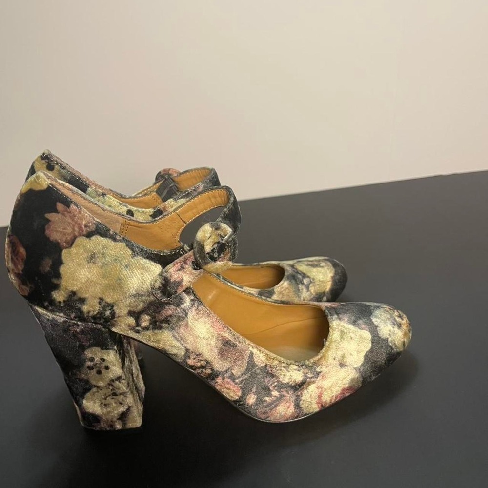 Floral velvet kitten heels size 9. 4"heel. Ankle strap with buckle - Picture 5 of 8